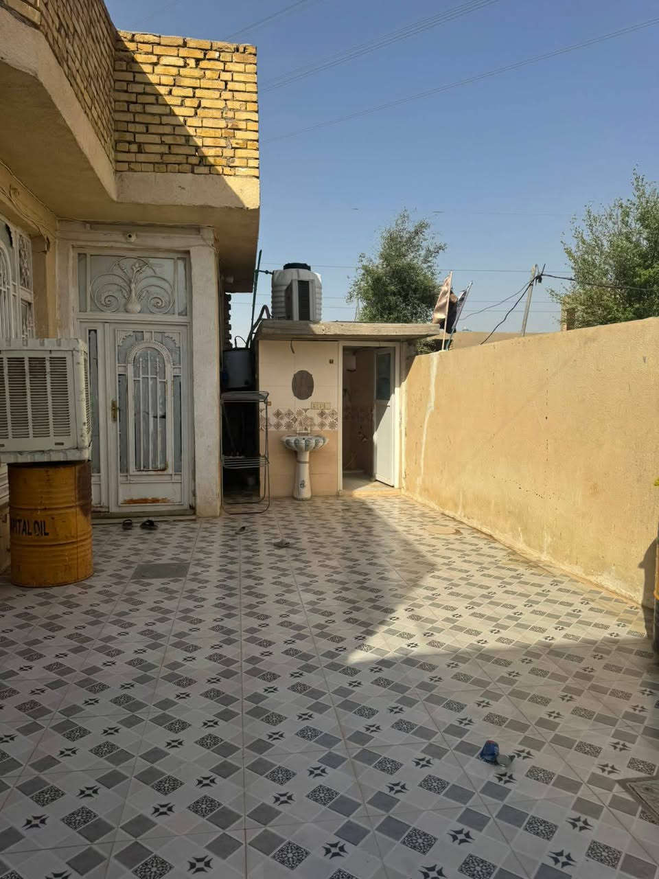 السلام عليكم
 بيت للبيع في منطقة حي الجوادين (شارع النفط) شارع 6
مقابيل مكتبة المصطفى
مساحة 200 متر 
يحتوي على 3 غرف واستقبال وهول  ومطبخ والصحيات داخلية وخارجية
السعر 70 مليون وبي مجال
للتواصل مراسلة الصفحة 
أو الإتصال على الرقم ***********
