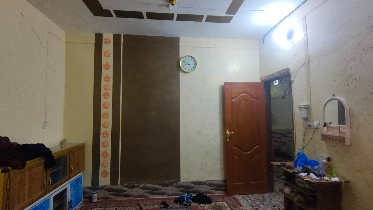 بيت للبيع يتكون من غرفتين وصاله ودوانيه ومطبخ وحمام داخلي وصحيات خارجيه مساحته 100موقعه خلف سكة القطار جهة سيد خضير للاستفسار ***********
