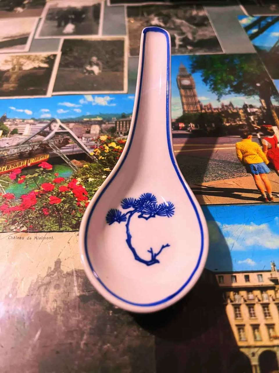 Antique Hand-Painted Chinese "Blue & White" Porcelain Spoon Set
​Description: A set of 3 hand-painted Chinese porcelain spoons with a blue and white floral design.
​Dimensions: 13 cm.
​Condition: Excellent Vintage Condition, No Chips, Cracks, or Flaws.
​📸 Please review the photos carefully as they form part of the description.
​📦 Shipping Available to all governorates.
​✉️ For price and serious inquiries: Please send a direct message (DM). الاسكندرية, مصر


**إذا كنت صاحب هذا الإعلان وتريد حذفه لأي سبب، رجاءا أرسل رسالة إلى الدعم الفني**