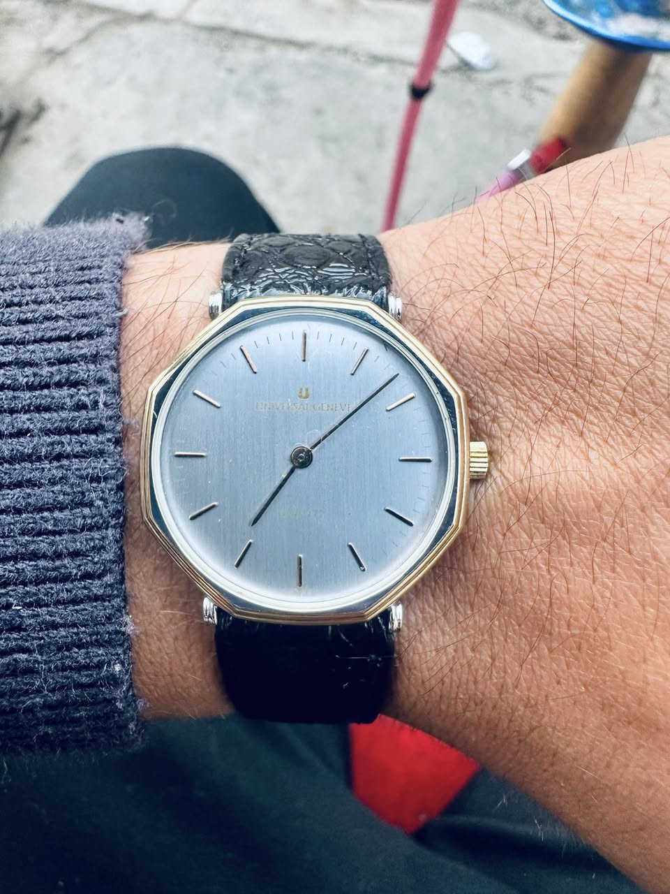 يونوفيرسال قشطة ١٩٨٠ الساعة بلادية بالكامل والجلد مستبدل بجلد اصلي
طوق تغليف ذهب سميك 
نضام الميلين. 
ساعة رسمية جميلة جدا 
 ٢٢٥$        
***********
