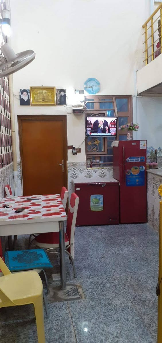 دار طابقين بناء حديث سنة ٢٠٢٢ شيلمان المساحه ٦٠ متر ٤ غرف وصاله ومطبخ اوبن على الصاله مثل ما موضح بالصور الموقع الجديده الرابعه قرب عرصة جبل السعر ١١٠ وبي مجال للتواصل مكتب ابو سيف الجبوري للوساطة العقارية ***********/***********
