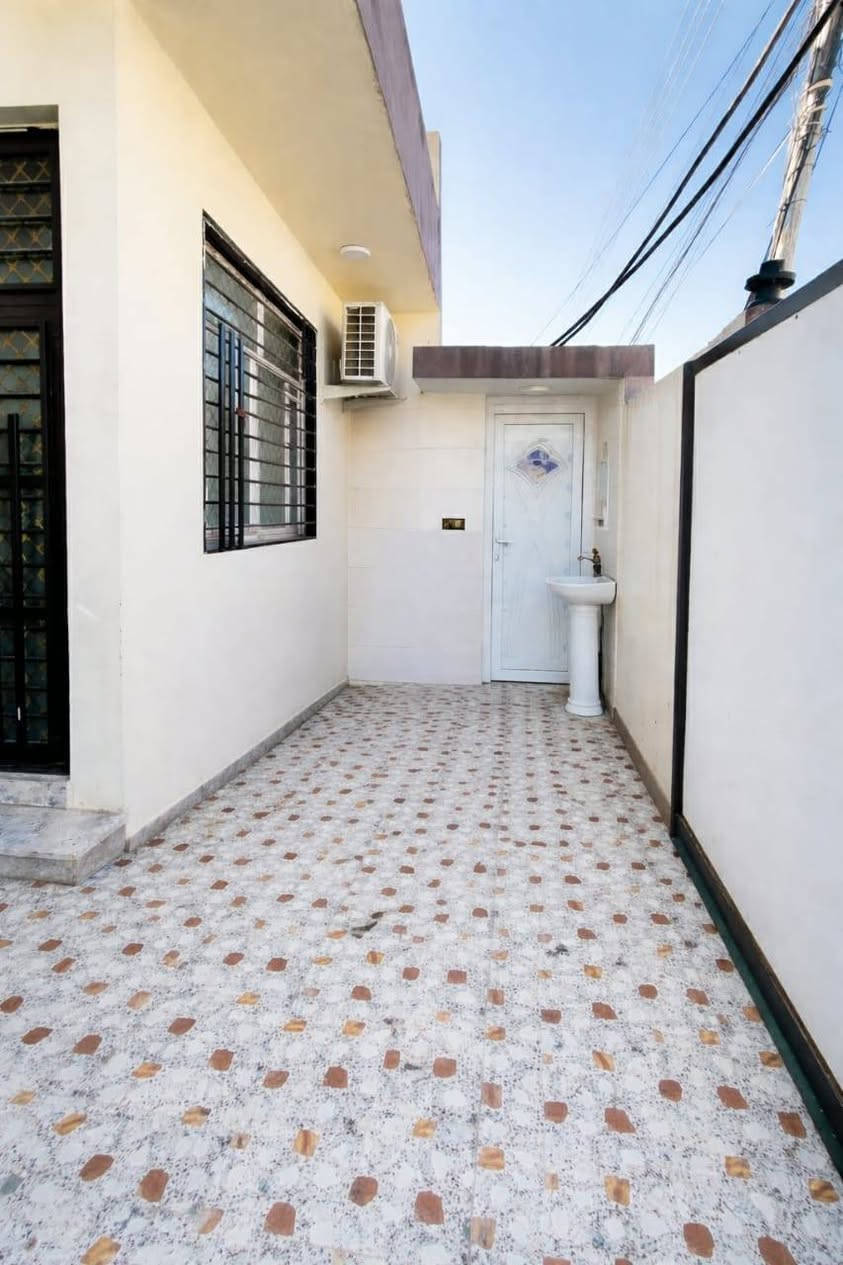 الدار للبيع المساحه ١٥٠م العنوان التحرير الحولي الزراعي طابو زراعي سند 25 جزء اول يبعد عن الشارع الريسي 70م قاط واحد يتكون من كراج وصحيات واستقبال وصاله ومطبخ ومنور وحمام وغرف نوم عدد ٢
بيت جديد
***********
