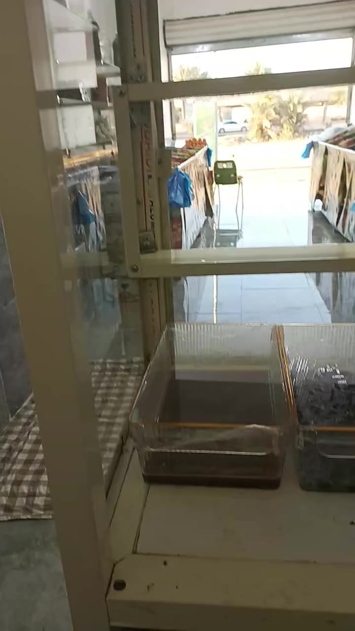 السلام عليكم للبيع  عندي  جام  خانه طول 2م ارتفاع 170 والميوزه عدد 2 الطول 4م العرض 60 مكانهن بغداد الانتصار مقابيل المرور وهذا رقمي *********** سجاد
