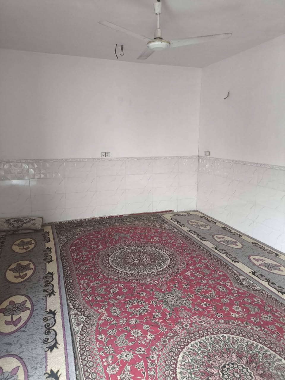 سلام عليكم دار للبيع مساحه 200 ركن  شارع 8امتار بناء غرفتين  وصاله واستقبال ومطبخ وصحيات خارجيه وحمام داخلي العنوان حي السجاد قرب سيد سهيل السعر 40 للستفسار الاتصال ***********
