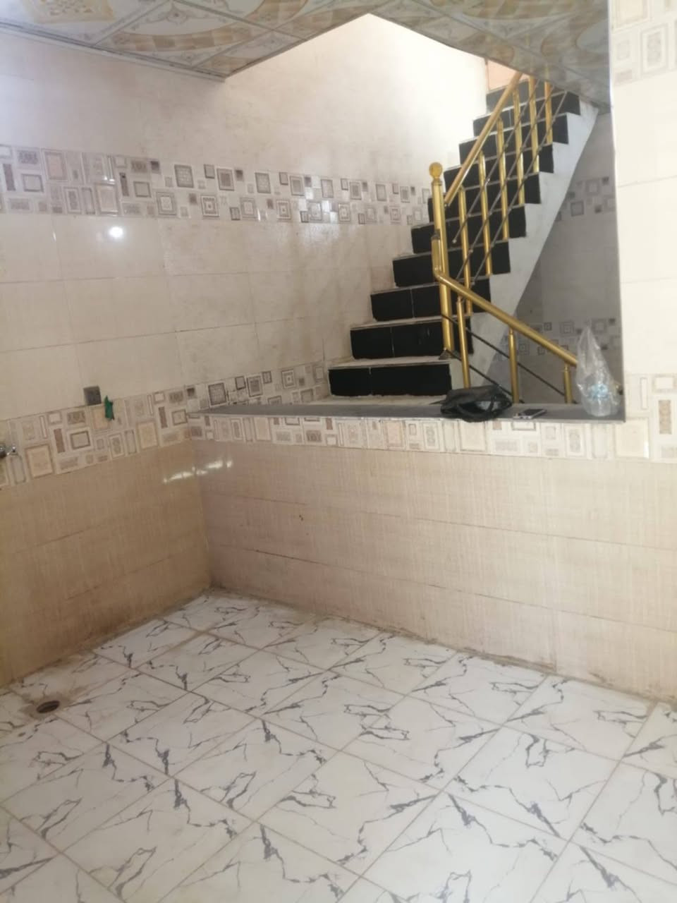 اللهم صلي على محمد وآل محمد ✨
دار للبيع مساحتة 50 متر

يتكون من طابق واحد بناء بلوك صب كونكريت مسلح  البيت كلة سقوف ثانوية ارضية سيراميك

البيت عالي عن الشارع خدمات كاملة ماء مجاري كهرباء شارع تبليط عرضة 10 امتار

عنوانة حي ميثم التمار قريب سايدين الچاير الطريق اليودي المستشفى العباس الاهلي
مكاتبة مع صاحب الارض مباشرة واقرار محكمة

للاستفسار اكثر مراسلة الصفحة
 أبو محمد لبيع ألعقارات 
او الاتصال على الرقم التالي
***********
