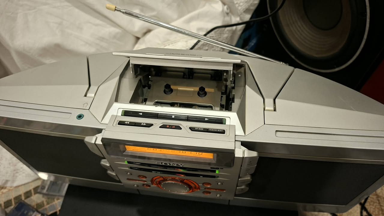 سلام عليكم 
مسجل من ماركة سوني ياباني كاسيت قلاب 
راديو 📻 ثلاث موجات و CD 💿 aux 
جهاز نضيف جدا صوت بي نقاوه شغال بالكامل كهرباء ٢٢٠ فولت و باتري 
سعر ١٣٥ الف للاتصال *********** كركوك 
توصيل كافة محافظات
