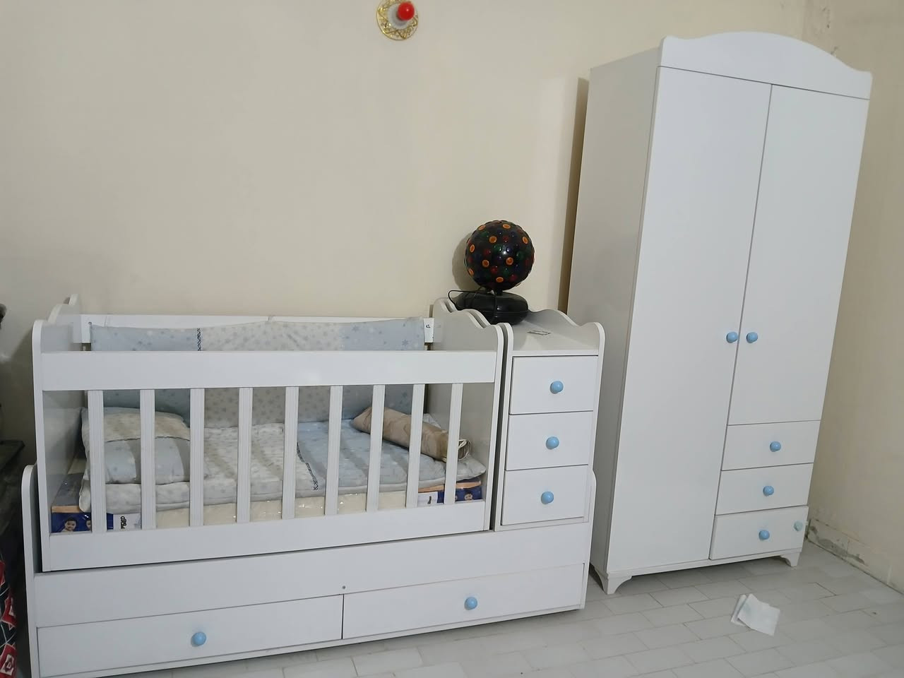 غرفة اطفال للبيع جديد للتواصل ***********
