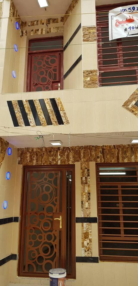 دار للبيع يقع في السيدية 
الاقتصاديين/شارع كاردينيا يكون قريب من الشارع التجاري وشارع 40
داخل قيصرية 
الدار مساحتة 50 واقع حال 40 الواجهه 4متر والنزال 10 متر 
يحتوي على صالة و مطبخ و خدمات صحية و منور
الطابق الثاني يحتوي على غرفتين نوم 
الطابق الثالث نصفه بيتونه والنص الاخر سطح
للاستفسار الاتصال على الرقم:
***********
