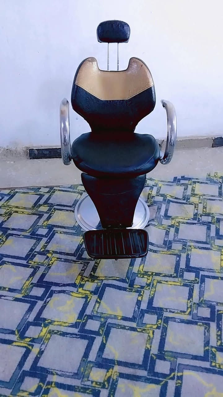 كرسي  للبيع مكاني نجف  ***********
