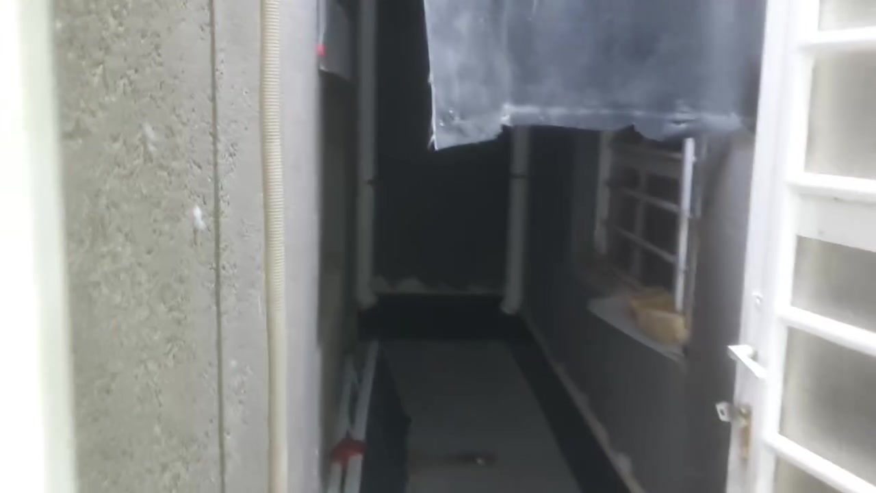 السلام عليكم
بيت للبيع مساحه ٣٠٠بناء درجه اولى صب كونكريت  طابوك جمهوري مع قطعه أرض مجاوره ٣٠٠ متر ومتوفر كافة الخدمات وكما موضح بالفيديو رقم الهاتف
***********
