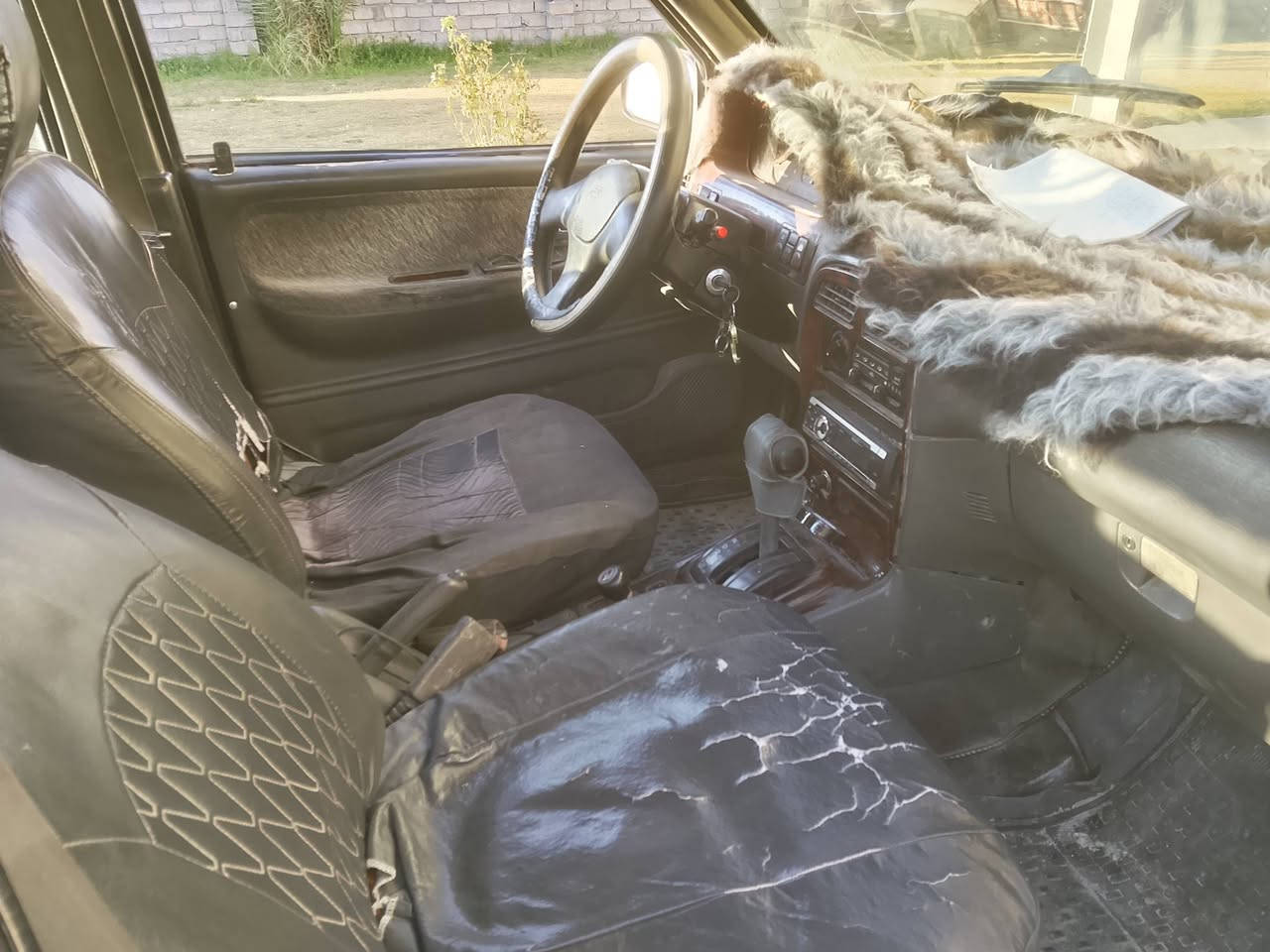 سلام عليكم اسبورتج موديل 1998محرك200مسكر وكير اوتو رقم بغداد انكليزي كبل اتحول بدون هزه سيارة جاهزه وكامله عده صدره شويه متعوب البيع سعرها 40وبيه مجال الطيبين الاستفسار اتصل ***********
