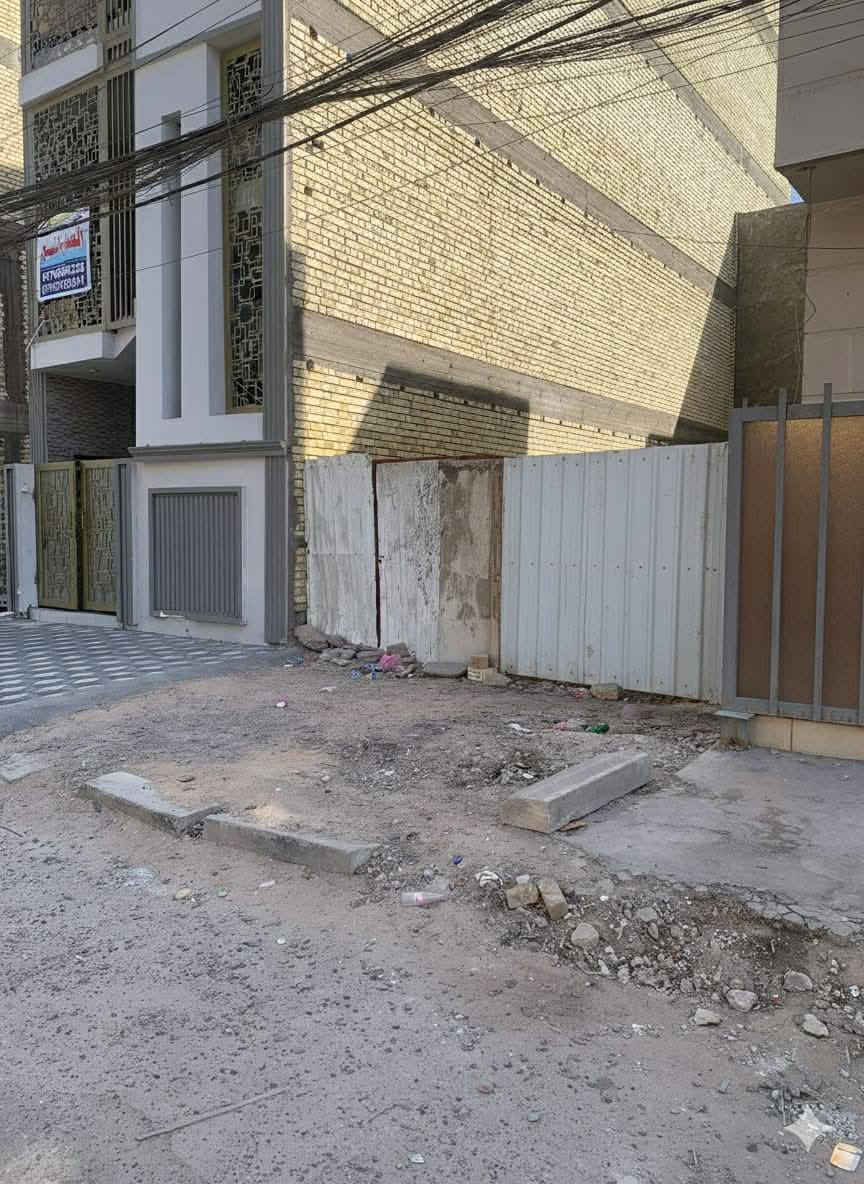 السلام عليكم قطعه ارض للبيع مساحتها 75متر واجهه 5مت ونزال 15متر في دور الظباط القاهره موقعه جيد ورصيف عريض للاستفسار على الرقم *********** وتس اب
