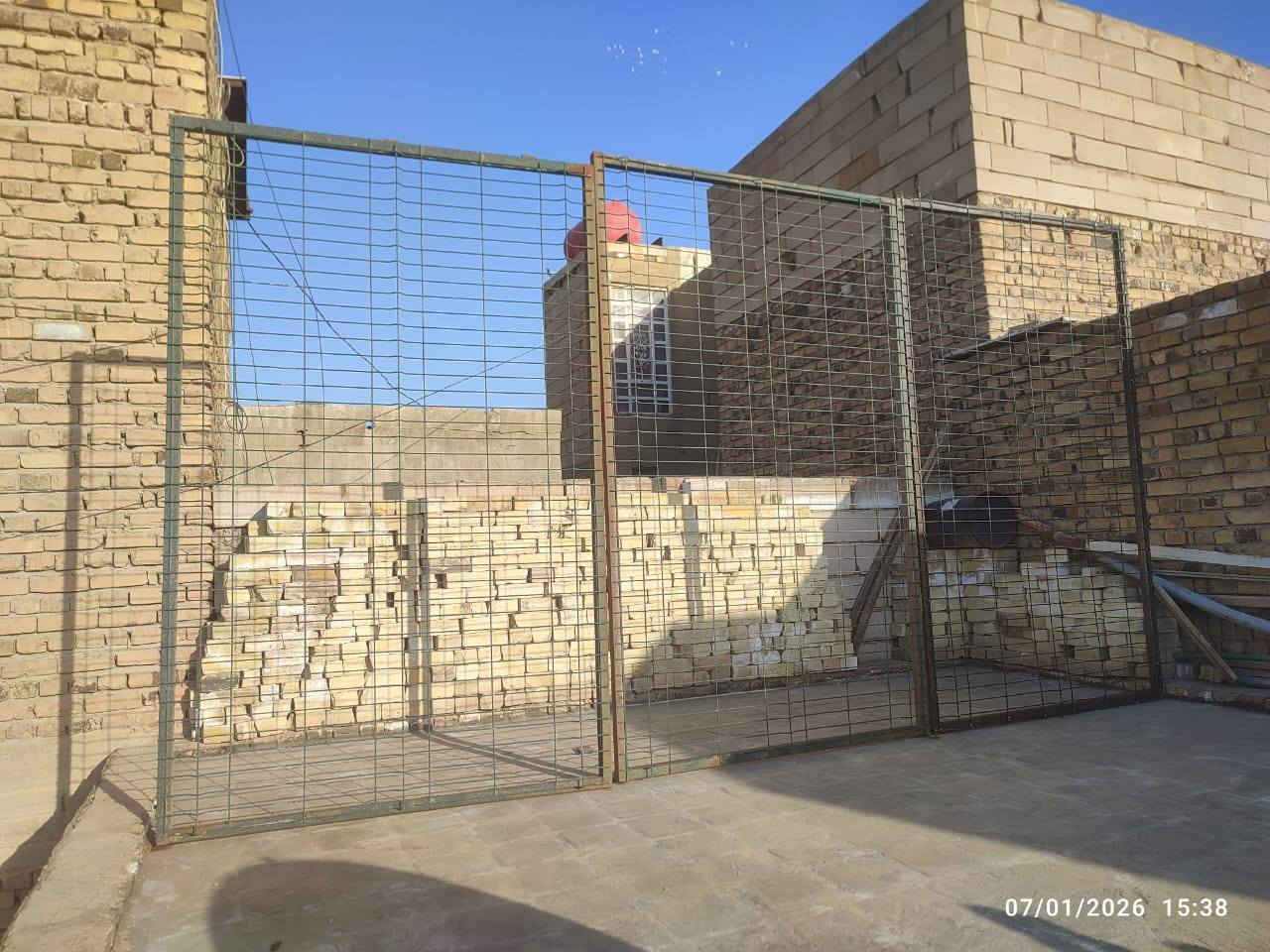 سلام عليكم اخوان  ٣ واجهيات بهلشكل ارتفاع مترين ونص ولعرض متر ونص بوري انج ونص مليمين BRc مغلون ايضآ ثقيل س القطعه ٧٥  ) ***********
