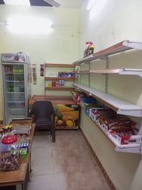 محل للبيع • ثلاجه ورفوف • قرب المحكمه