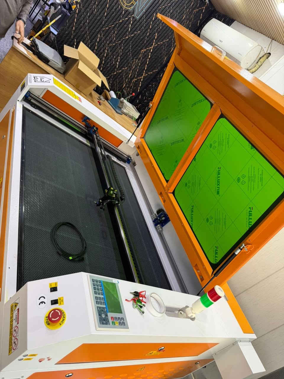 السلام عليكمco2جديد.                                                    ***********
مواصفاتها خليه نحل 

طبله متحركه

تيوب ريسز

تيوب ١٦٠w حقيقي

ستوب طوارئ

دكم لمس

شاشه ملونه

فاكيوم كبير 

جلر تبريد ٥٢٠٠

كمبريسر داخلي

فلاش تعليم 

دوره تعليم مجانيه للتشغيل 

شاشه خزن داخلي

يشتغل ارضي و منضدي

ضمان سنه 

صيانه مجانيه سنه

بغداد الدوره
