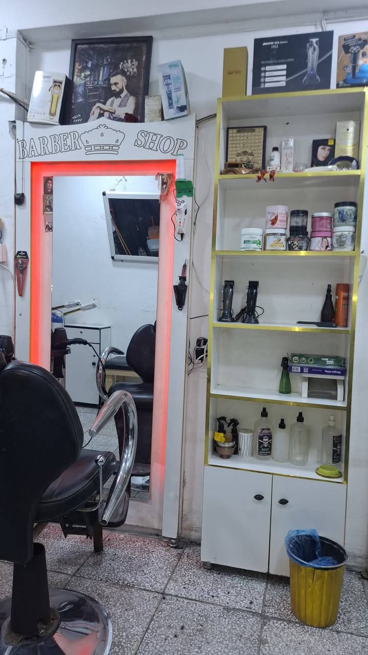 ميوزه عدد ٢ وفاترينه وياهن للبيع مكان بغداد الامين ثانيه ***********
