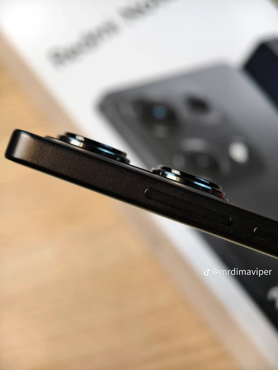 هاتف Xiaomi Redmi Note 14S هو هاتف اقتصادي بمواصفات قوية تركز على الكاميرا والبطارية. إليك الخلاصة باختصار:
مراوس ايفون الشاشة: AMOLED بمقاس 6.67 إنش، بدقة FHD+، ومعدل تحديث سلس 120Hz، محمية بزجاج Gorilla Glass 5.
الكاميرا الأساسية: بدقة عملاقة تصل إلى 200 ميجابكسل مع مثبت بصري (OIS) لصور ثابتة وواضحة.
المعالج: MediaTek Helio G99 Ultra (معالج ممتاز للمهام اليومية والألعاب الخفيفة لكنه يدعم شبكات 4G فقط).
البطارية والشحن: بسعة 5000 مللي أمبير، وتدعم الشحن السريع بقوة 67 واط.
المميزات الإضافية: مقاوم لقطرات الماء والغبار بمعيار IP64، ويأتي بنظام Android 15 مع واجهة HyperOS.
هاتف Xiaomi Redmi Note 14S هو هاتف اقتصادي


**إذا كنت صاحب هذا الإعلان وتريد حذفه لأي سبب، رجاءا أرسل رسالة إلى الدعم الفني**