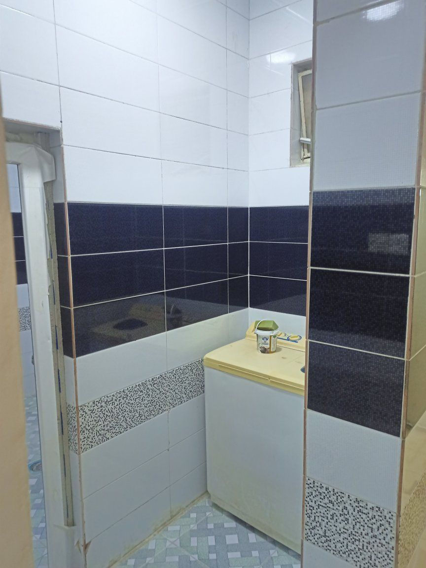 السلام عليكم بيت طابق ارضي للايجار حي الانتصار  مساحة ٢٢٠ متر مكون من غرفتين نوم+هول+استقبال+مطبخ+صحيات داخليه وخارجيه+كراج واسع سعر ٣٠٠ الف مطلوب عائلة صغيره والافضل يكون موظف
للاستفسار الاتصال بالرقم ***********
