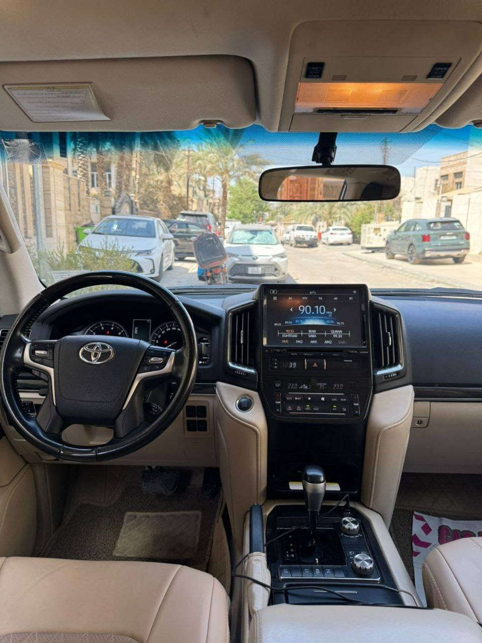 بسم الله الرحمن الرحيم
للبيع لاندكروزر موديل 20 كراند تورنك فول 
ماشيه 92 الف وقابل للزيادة
السعر 535 الف وبيها مجال 
مكان السياره بغداد/ الشعب 
‏‪رقم صاحب السياره ‏‪***********‬‏
انا مكلف بالنشر
