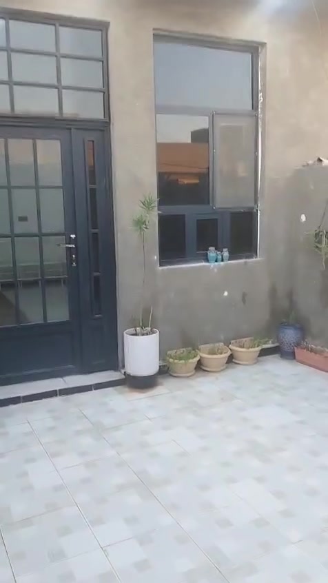 السلام عليكم
صل اللهم على محمد وآل محمد
بيت (مشتمل) للبيع موقع الكوت الجديده شارع اليوده  موقع مميز قريب من شارع بغداد 
مساحه :125متر طابو 25 سند
بيت جاهز بناء حديث يتكون غرفه نوم صاله استقبال مطبخ حمام داخلي مجموعه متكامله وحمام خارجي بيتونه على طول صاله والمطبخ شغل بواري وسبالت كله نظام حديث 
للاستفسار :***********
واتساب :***********
