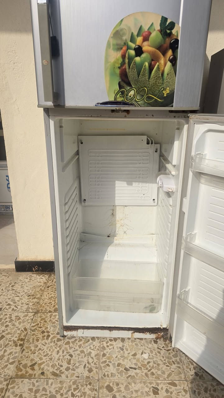 ثلاجتين للبيع بسعر مناسب شغالات نظيفات ***********
