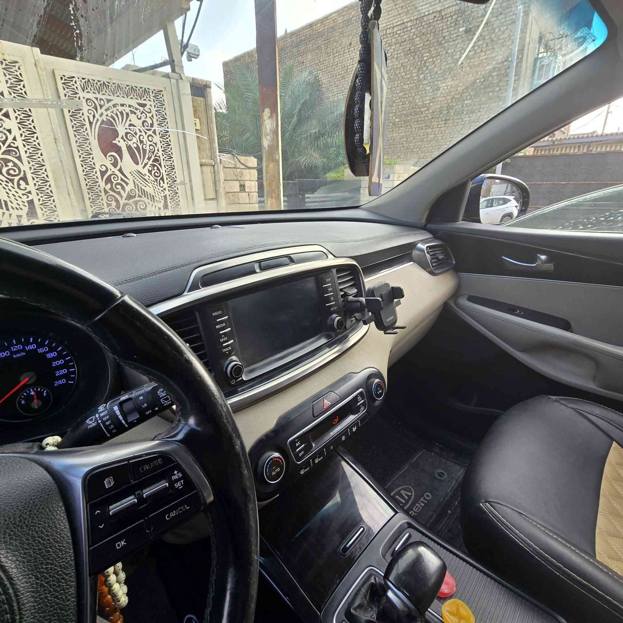 كيا سورنتو لبيع ٢٠٢٠
حجم المحرك ٦ سلندر
ماشيه٦٥٠٠٠الف
مري شفط
تبريد ٣ قطع
شاحن وايرليس
صندوق كهربائي
٧ مقعد
رقم بغداد الجديد
بصمه 
الهاتف ***********
