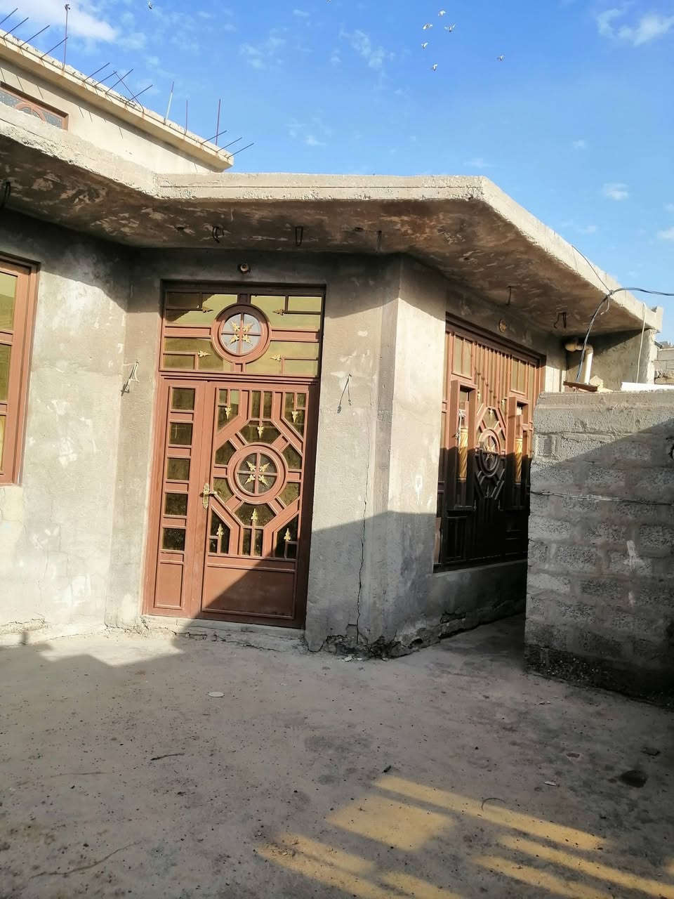 اسلام عليكم بيت للبيع او إيجار بل خماس خلف معارض قريب عل شارع مساحة ٢٠٠ متر واجه ١٠ متر خلف بيت شارع مو بيت - يتكون من، ٢غرف نوم واستقبال ومطبخ و ساحه درج وحمام /استفسار أكثر اتصل على الرقم ***********
