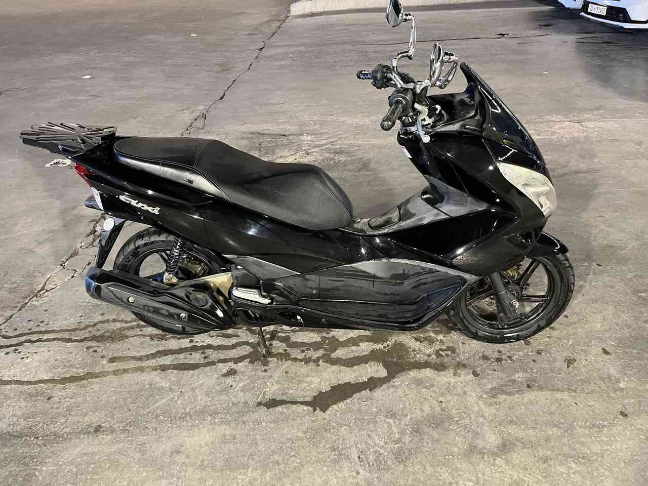 سلام عليكم دراجة PCX جيل ثاني ياباني الدراجة اخذتها من الرمبة وذبيتها بالبيت قليل اطلع بيها بدلت الكفر الاصلي بتجاري الاصلي موجود بدلته لغرض اللون الاصلي لونه رصاصي الدراجه جديده بمعنى الكلمه احلى من الصور ما مفتوح بيها برغي واحد ماشية 17 الف اني اخذتها ماشية 15 الف السعر 16 ورقة وبيها مجال للشراي
ما متواجد خاص ***********
