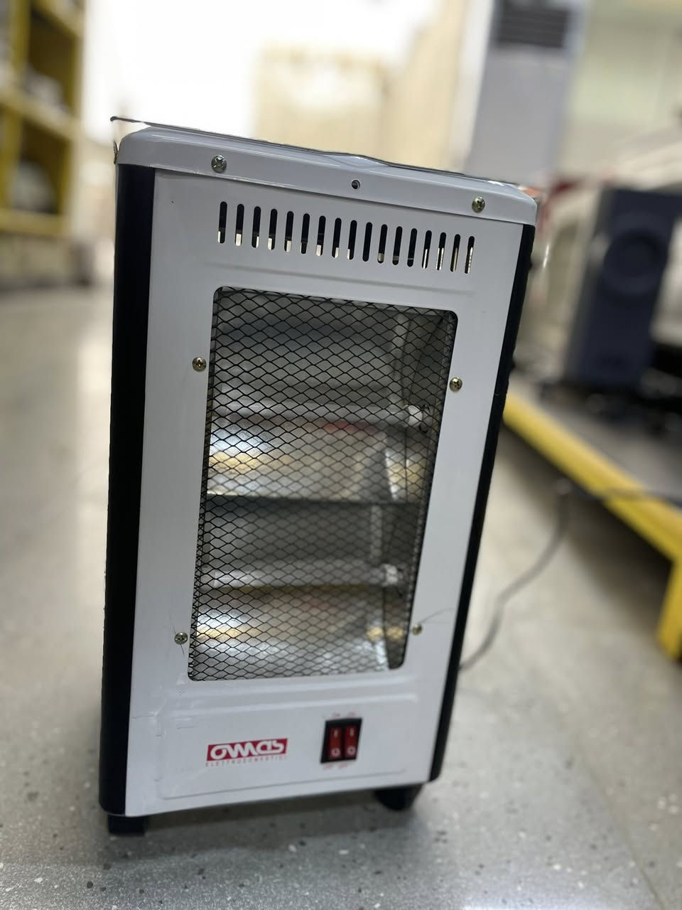 لماذا تختار صوبة عماس؟
• توزيع حراري 360 درجة: تدفئة من جميع الجهات بفضل شمعات الكوارتز عالية الجودة.
• نظام أمان متطور (الحساس): مزودة بحساس أمان ذكي يفصل التيار فوراً عند السقوط أو الميلان، لراحة بالك وبال عائلتك.
• كفاءة في استهلاك الطاقة: تحكم كامل في عدد الشمعات المشغلة لتناسب احتياجك وتوفر في الكهرباء.
• تصميم "التنكة" المتين: هيكل قوي مقاوم للصدأ، مصمم ليدوم طويلاً بلمسة عصرية بيضاء تناسب كل زاوية في منزلك.
• سهولة الحركة: مزودة بعجلات قوية لتنقل الدفء معك أينما كنت بكل سهولة.

متوفر جمله ومفرد 
توصيل لكافة محافظات العراق 
واتساب ***********
