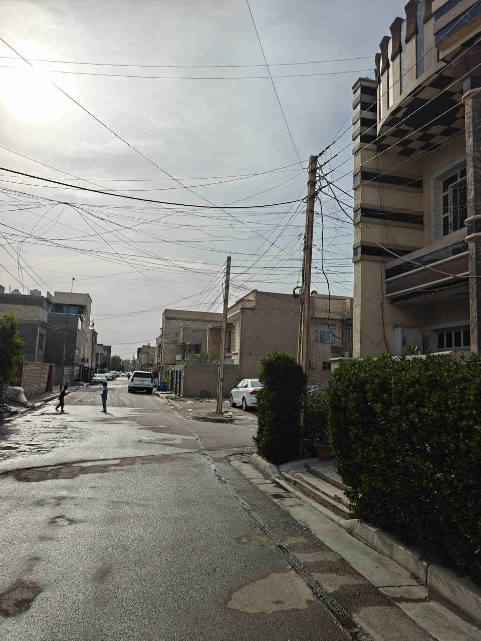 دار للبيع 75م واجهه 7 ونص نزال 10 ركن ع شارعين خلف التشجير حي الجهاد الشارقه مربع راقي جدا يحتوي الدار ع 2 نوم وصاله ومطبخ وخدمات عدد 2  للاستفسار عن السعر اتصل ع *********** شركه المستقبل
