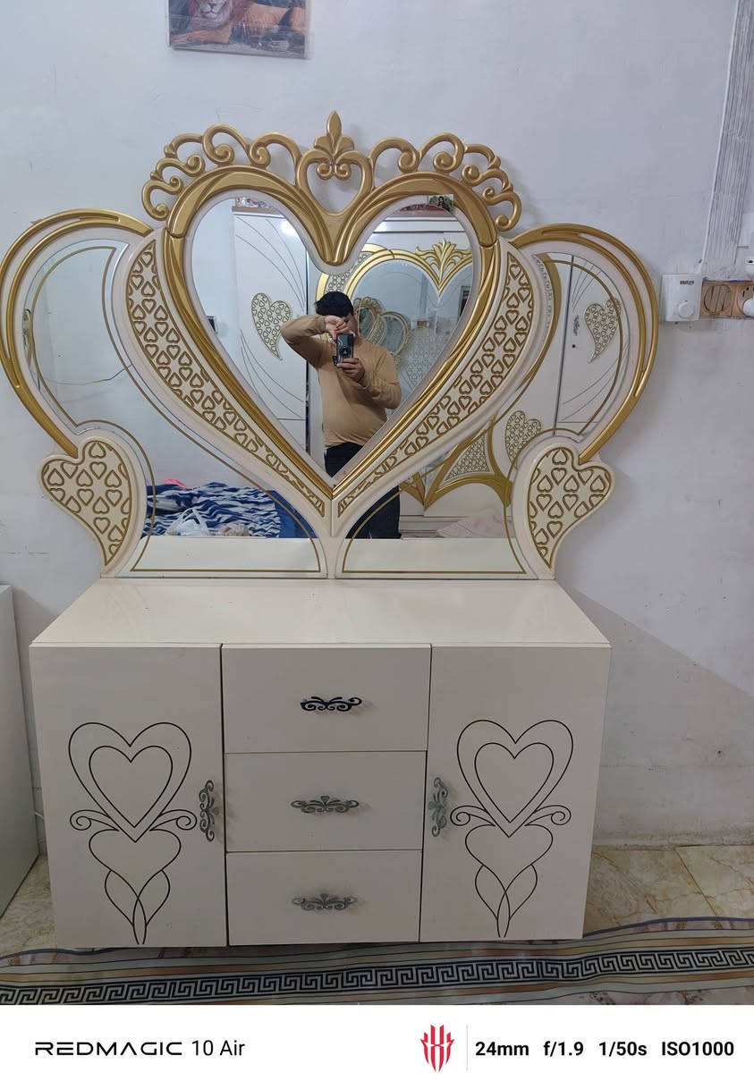 السلام عليكم غرفه تركيه 9قطع مستعمله سعره 600 اوبيه مجال صارله 3سنوات عرفه نضيفه نضافته 90%100 الاضرار البيه اثنين سجج مال جراره واثنين يدات يكلفن 20الف عنواني بغداد مدينة الصدر رقمي***********
