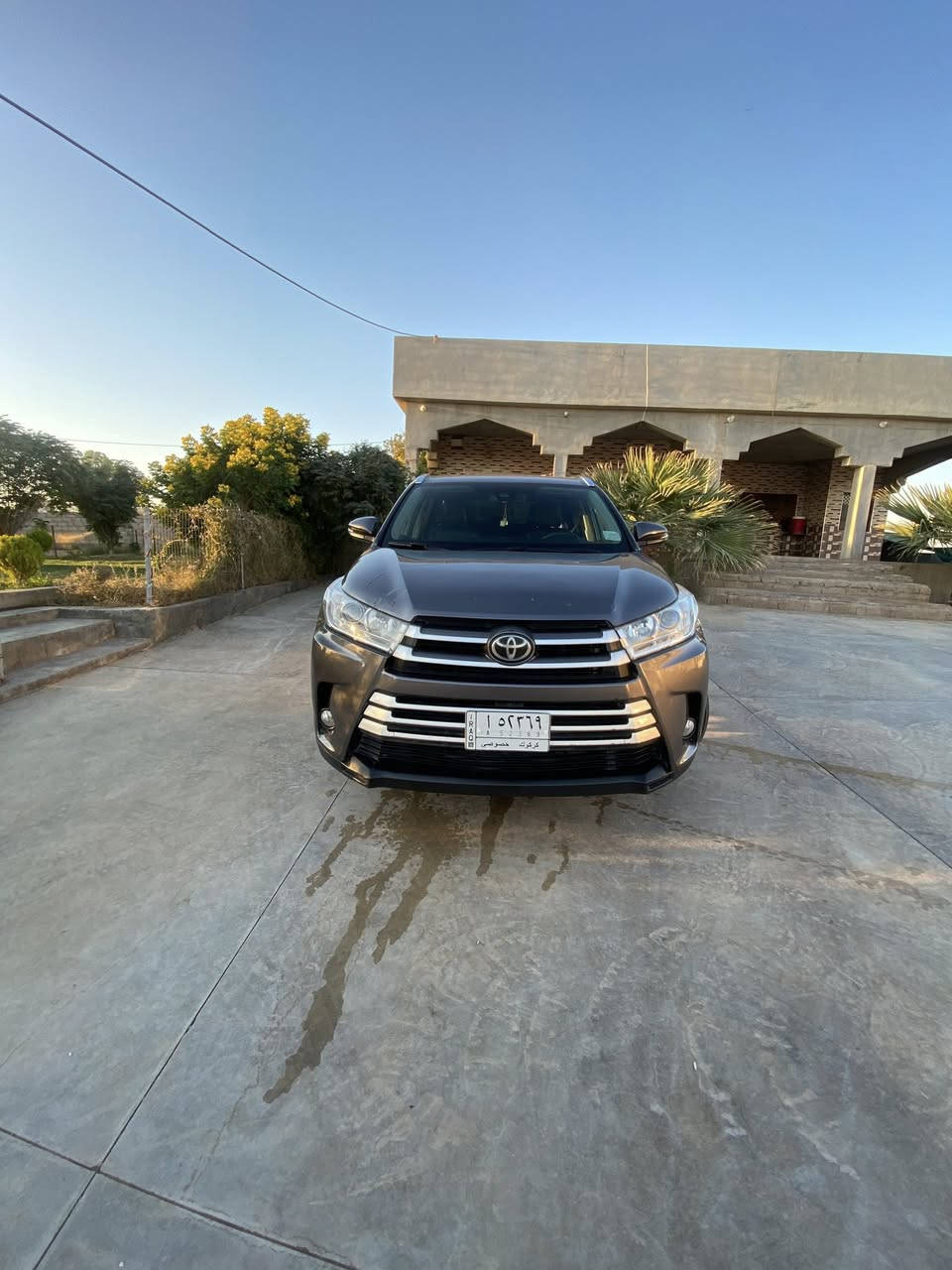 🔥 للبيع: تويوتا هاي لاندر XLE فول مواصفات - وارد أمريكي مميز 🔥
الموديل والمواصفات:
• المركبة: تويوتا هاي لاندر (Toyota Highlander)
• الفئة: XLE - فل كامل.
• المنشأ: وارد أمريكي.
• المحرك: 6 سلندر (6V) اقتصادي وقوي.
• المسافة المقطوعة: 45,000 كيلومتر فقط (قليلة جداً).
• اللون: نفطي مميز (Deep Teal / Midnight Blue).
المميزات والتقنيات (فخامة XLE):
• نظام التشغيل: بصمة ذكية مع ترحيب ذكي.
• المقاعد: كشنات جلد (عادةً) مع تحكم كهربائي كامل في المقاعد الأمامية.
• راحة السائق: تدفئة للمقاعد الأمامية.
• القيادة الذكية:
• نقطة عمياء (Blind Spot Monitoring).
• نظام مانع التصادم.
• نظام قيادة ذاتية (مساعد البقاء في المسار).
• مثبت سرعة ذكي (Adaptive Cruise Control).
• المظهر الخارجي: ويل كروم قياس 18 إنش، فتحة سقف.
• المقصورة: تحكم كامل من المقود (سترين)، شاشة وسطية كبيرة الحجم، شاشة لعرض الأعطال والمعلومات.
• إطارات: الإطار الاحتياطي (سبير) لم ينزل مطلقاً.
• الترخيص: رقم كركوك.
ملاحظة الضرر:
• السيارة بصبغ بسيط فقط في الجاملغ الأمامي الأيمن. الضرر خفيف ومصلح بجودة عالية.
لل ستفسار ***********
السعر270وبيه مجال
