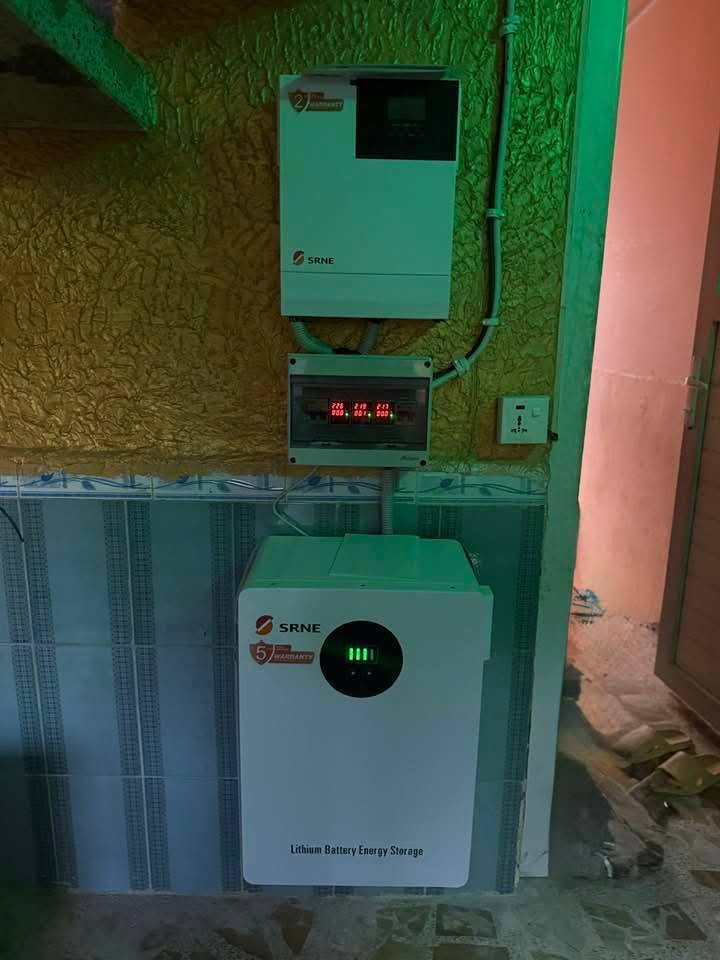 على بركة الله تم تنصيب منضومة شمسية بقدرة 8 امبير نهاري و8 امبير ليلي
للاخ رزاق حسن الشمري  في واسط /ناحية الحفرية 
التجهيز 24ساعة بالتناوب مع الكهرباء الوطنية

__مكونات المنضومة
-الواح لونجي 615 واط ضمان 12سنة
-بطارية Srne 7kw  ضمان 5سنوات
-انفيرتر srne 3.6kw ضمان سنتين 
-هيكل مغلون 

كادر هندسي متخصص في حلول الطاقة المتجددة
للاستفسار *********** موقعنا في واسط قضاء العزيزية
