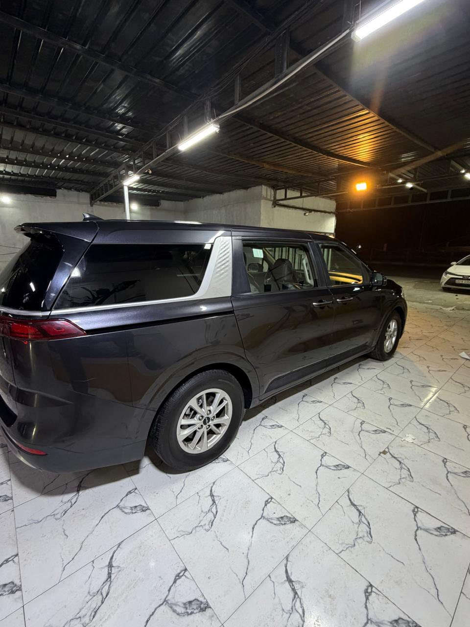 السلام عليكم..كرنفال وارد امريكي موديل 2023 رقم بغداد تحويل مباشر فول مواصفات حادثهه مثل ماموضح بالصور جاملغ امامي بدون دواخل حتى البدنه على وضعهه بدون ايرباك ماشيه 23 الف حقيقي السياره جديده بمعى الكلمه كفاله عامه كير محرك صدر خلفي امامي بعدهه ع وضع الشركه تجي وتشوف وتحكم مكانهه كربلاء..السعر250 ورقه وبيهه مجال ***********
