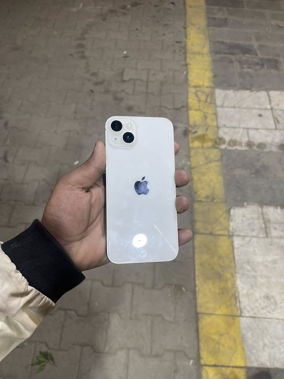 السلام عليكم أيفون 14 بلاص لون ابيضّ ⚪️ ذاكره 256 البطاريه 83 الهاز وتر بروف  نضافه 90/100 للبيع السعر 550 قفل 🔒  العنوان المنصور تقاطع الرواد ***********
