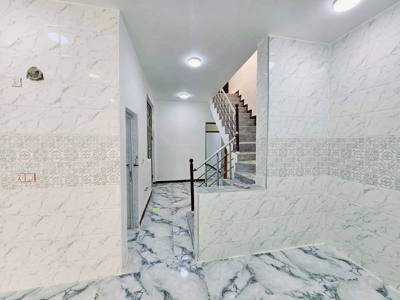 السلام عليكم
مشتمل للبيع 100 م طولاني 
حي الحكيم نزلت بيت زرزور بناء حديث خدمات ماء كهرباء مجاري خط سحب 
للاستفسار الاتصال على الهاتف ***********
