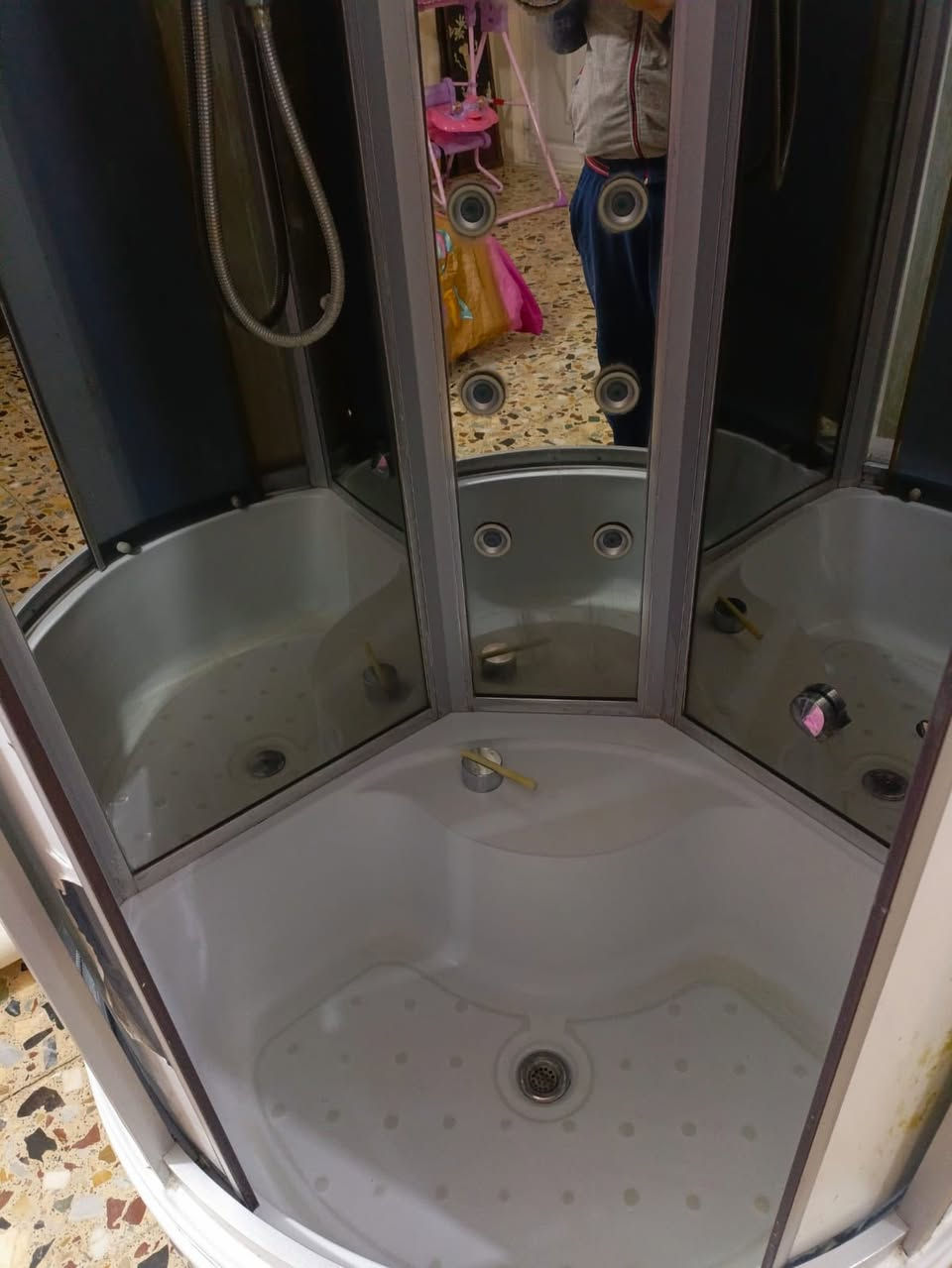 السلام عليكم جاكوزي للبيع نظيف مثل ما موضح بالصور  ب300 وبي مجال عنوان بغداد للاستفسار ***********
