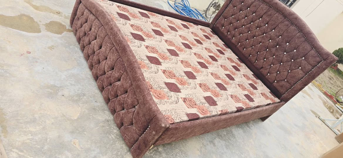 تخت نفرين للبيع كلش، نظيف السعر 150 للاستفسار ***********
