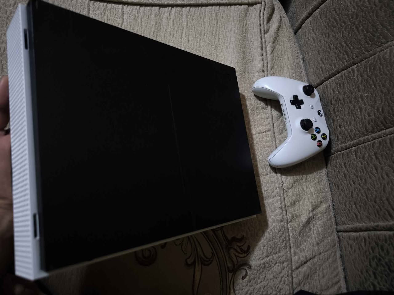 اكسبوكس ONE S ذاكرة (1 تيرا)والعدسه مالأقراص شغالة 100% لوك لا مفتوح ولا مصلح منزلة هواي العاب مجرد تضيف حساب وتلعب
مكاني بغداد الامين اذا تحب تجيني 
وعندي توصيل الكل مكان ب5✅
*********** ومتواجد واتساب بغداد, العراق
