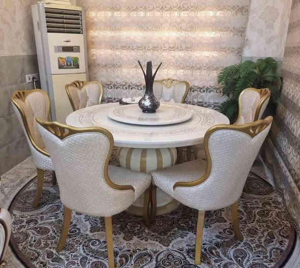 ميز طعام مرمر ثقيل جدا فخم جدا نظيف كلش ما بي اي ضرر. مرمر طبقتين ووياه كراسي عدد 6 .مشتريه من سما البيت بالكرادة المكان بغداد الكرخ ..توصيل ما عندي للاسف. سعر  الشراء مليون ونص وسعر البيع 850 الف  ..
سبب البيع لان دا نشيل لغير بيت وما عندي مكان اله.***********
