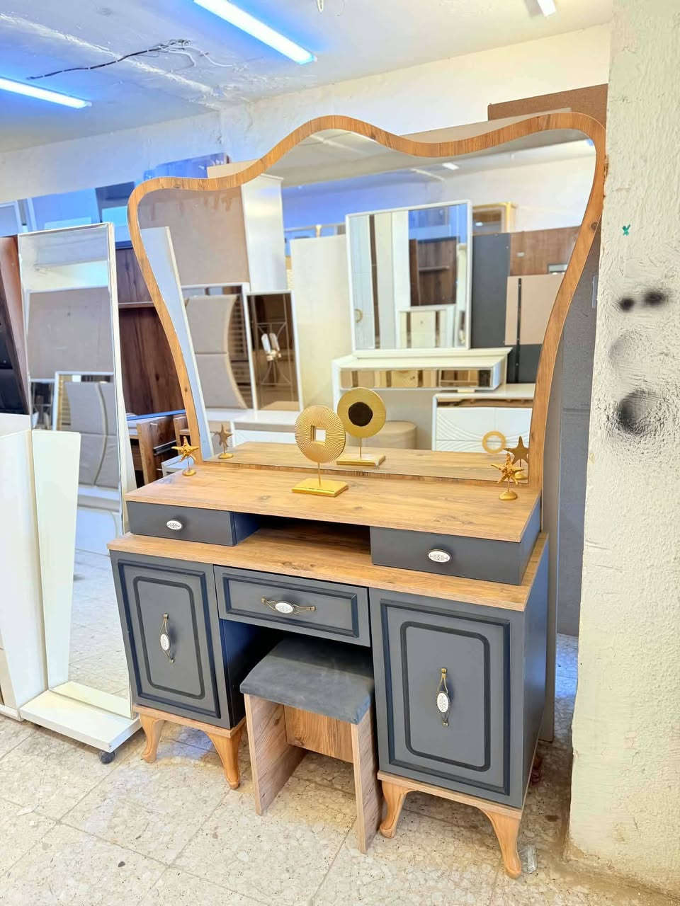 ✨ غرفة تركي كانتري زان الأصلي 9قطع 
نظام ابواب 
سرير مخزن عملي 
 قماش وتر بروف أصلي
✨ نظافة 95/💯
السعر  / مليون و350
 شد ونقل مجاني داخل بغداد
توصيل للمحافظات بأسعار رمزية


**إذا كنت صاحب هذا الإعلان وتريد حذفه لأي سبب، رجاءا أرسل رسالة إلى الدعم الفني**