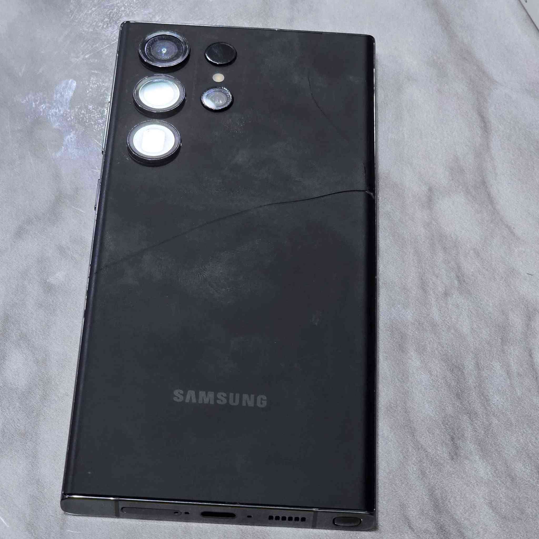 s 23 ultra شرق اوسط
Hard 512 gb
Ram 12 gb
دبل شريحة 
فقط هذا الكسر بالظهر 
السعر 725 وبيه مجال بسيط حك الجية 
عنواني بغداد البنوك 
*********** بغداد, العراق
