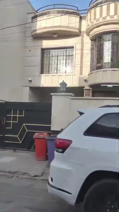 عقار تجاري للايجار
المساحة 300م واجهة 10 نزال 30 زنجيل يطل على شارعين ويحتوي على 5 غرف كبيرة مع استقبال وحولي ومطبخ و كراجين امامي وخلفي كما موضح في الفديو 
العنوان : السيدية - شارع العلوة بعد شارع جامع معاذ ابن جبل
للاستفسار : ***********
