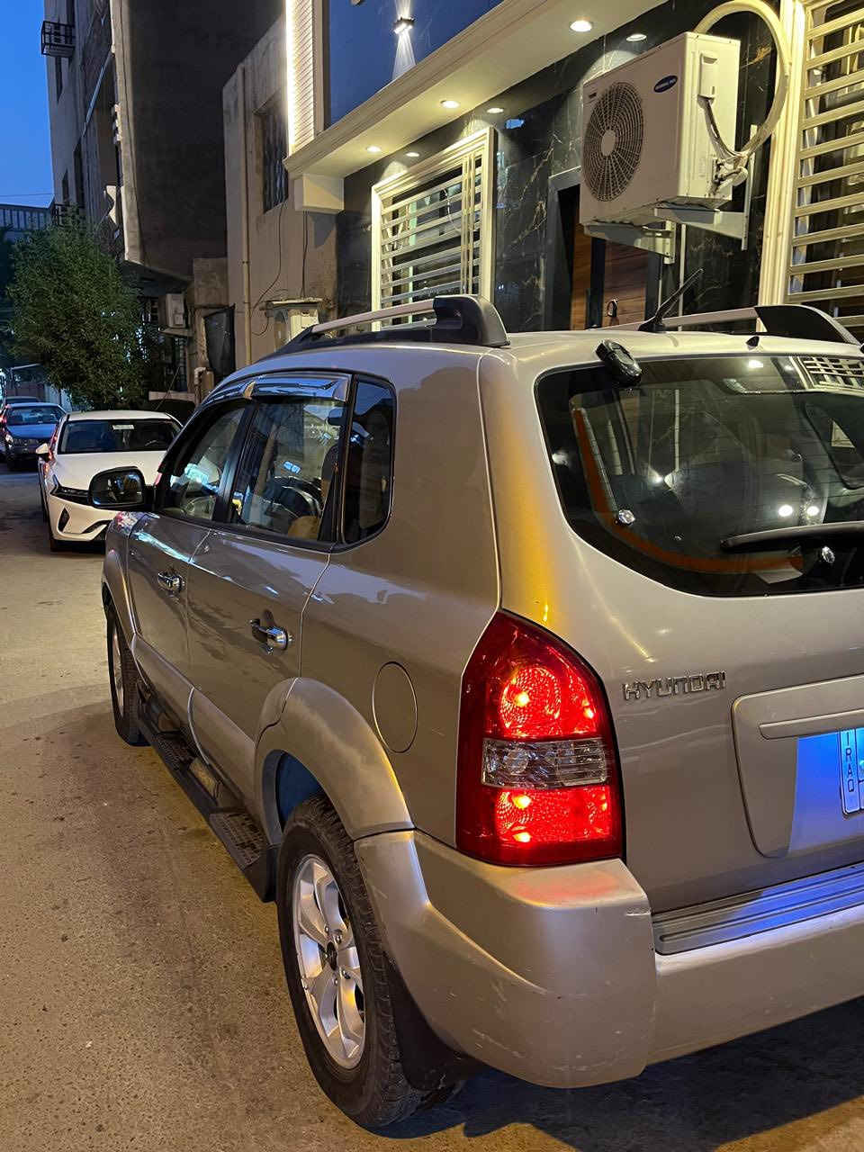 سلام عليكم
هونداي توسان للبيع ٢٠٠٩ خليجي فتحه قماره لون سلفر و محرك ٢٠٠٠ تبريد ثلج صدر مبدل جديد  و محرك و كير نضيفات خير من الله سياره بنيد مبدل نفس الون وجاملغ باب الجنطه شبر بارد رقم بغداد جديد مشروع وطني  سنويه 2030 سياره  عائليه كامل للاستفسار الاتصال *********** او خاص سعر 120 ورقه وبيه مجال بسيط .
