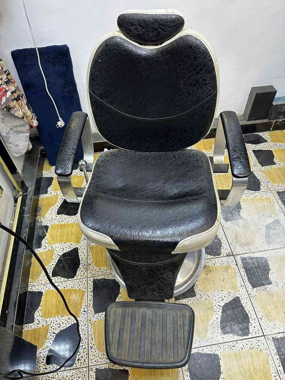 سلام عليكم 
كرسي حلاقه للبيع السعر 130 ومجال بصيط 
عنواني اريدو شارع مستشفى القلب 
***********
