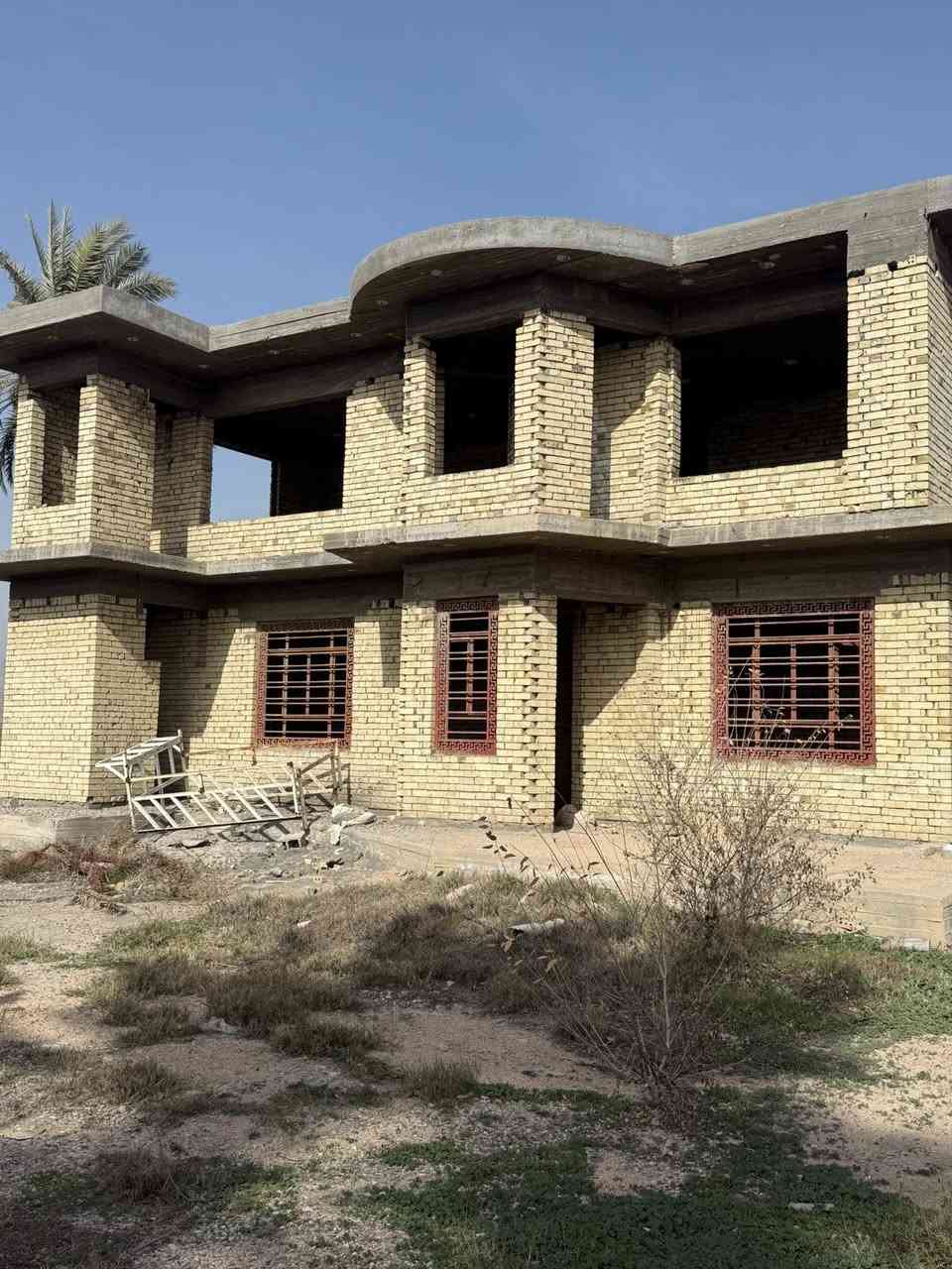 السلام عليكم👋للبيع أجمل(ڤيلا)مطله على نهر دجلة وايضاً على الشارع الرئيسي المساحة الكلية(2500m/دونم)لكن بالسند هو(700m)طابو زراعي نموذج السند(25)تحويل مباشر بأسم المشتري ليس إقرار محكمة من صاحب العقار الشرعي واجهية على الشارع الرئيسي(34m)واجهية على نهر دجلة(34m)ايضاً تحتوي على مشروع استثماري هو(كراج لغسل السيارات/محلات)الڤيلا مكونة من(7غرف للنوم/صالة/هول/كليدور/غرفه خاصه او جلسة داخل الڤيلا لنهر دجلة/مطبخ/3مجمعات صحيات)موقع الڤيلا في بغداد(الراشدية/منطقة السادة البوحيات/قرب مزرعة عدنان خير الله/قرب مدرسة الواحة الخضراء)للأستفسار مع صاحب العقار الشرعي *********** محمد الحياني ***********
