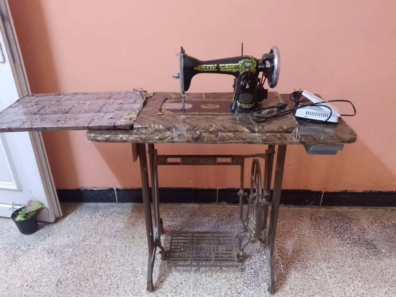 السلام عليكم ماكينه خياطه للبيع والسعر 60,000 وبمجال ديديه مال بيت الشعر 100 وبيم مجال العنوان موصل حي الانتصار قرب المستوصف للاستفسار ***********

