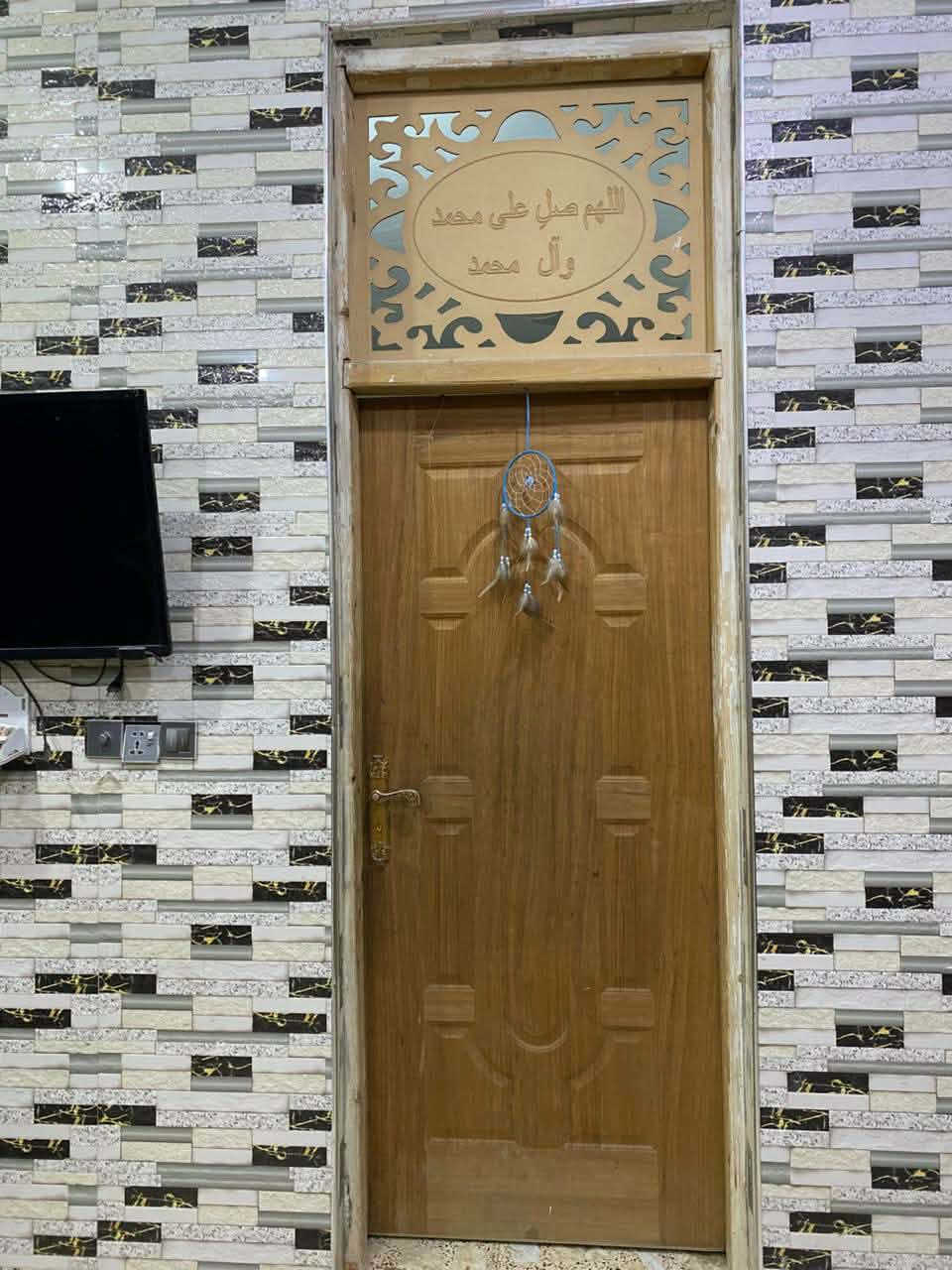 فرصة سكنية مميزة في الحلة - حي الصحة
دار حديثة للبيع بموقع حيوي واستراتيجي (شارع 25)
تفاصيل الدار:
• المساحة: 120 متر مربع.
• الطابق الأرضي: تصميم عملي يحتوي على غرفة نوم، صالة، مطبخ، مع مناور عدد 2 لضمان تهوية وإضاءة طبيعية ممتازة.
• الطابق الثاني: يضم غرفتين؛ إحداهما نظام سويت متكاملة، والأخرى غرفة إضافية.
• حالة الطابق الثاني: هيكل (يحتاج لبخ وأرضية)، مما يتيح لك إتمام التشطيبات حسب ذوقك الشخصي.
الموقع: حي الصحة - شارع 25.
📍 للمعاينة أو الاستفسار، يرجى زيارة مكتب التصميم العقاري
العنوان: الحلة - حي الصحة - مجاور جامع الهندي.
📞 للتواصل المباشر:
• ***********
• ***********

