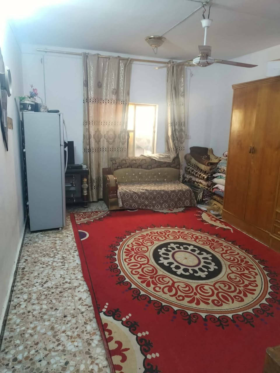 السلام عليكم 
دار للبيع طابو زراعي سند 25
المساحه 350 متر 
الموقع البكرلي الاولى مقابل مدرسة البحتري علشارع التبليط .بيت جبير ومنطقه مرتبه 
يحتوي ع غرفتين نوم .صاله .كليدور .مطبخ. كراج كبير 
منطقه هدوء وخدمات كامله 
/// السعر 115 مليون قابل للتفاوض//
*********** واتساب 
*********** ابو علاء
