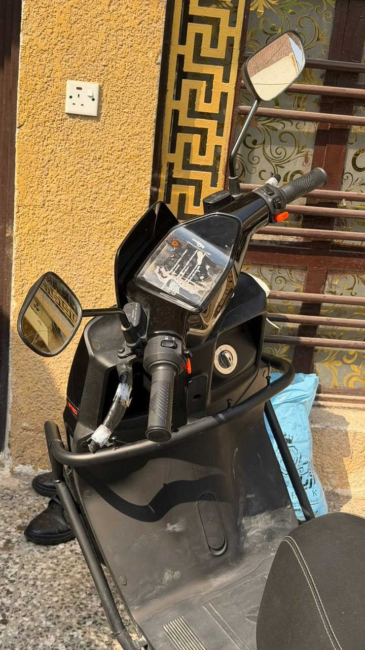 سلام عليكم دراجة شحن
شركة(Yadea) 6 بطاريات سرعتها ٦٥ 
الله شاهد جديدة صار شهر ونص من نزلتها من الشركة وبيها ضمان سنتين وورقة الضمان بعدها موجودة مال شركة 
سعرها (مليون) وبيها مجال
للاتصال ***********
